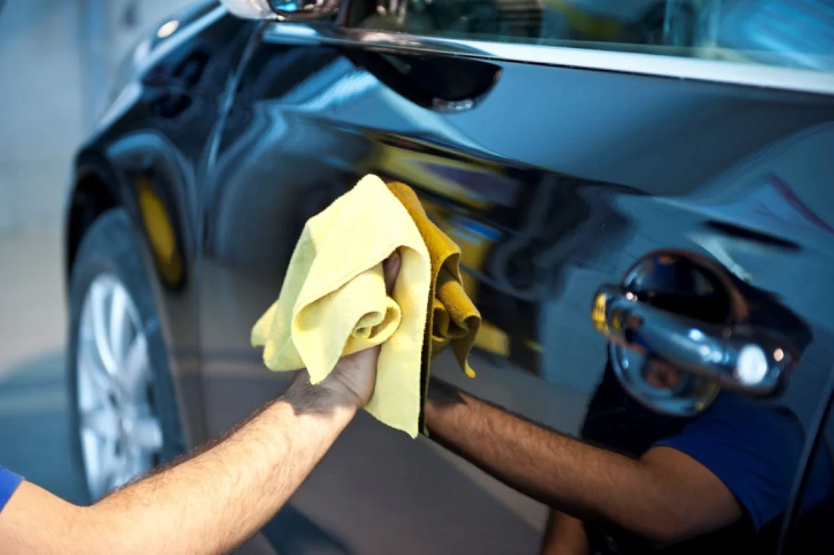 Lavagem de carro com ou sem cera: qual é a diferença?