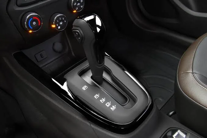 Óleo do câmbio automático escuro significa que a transmissão está condenada?